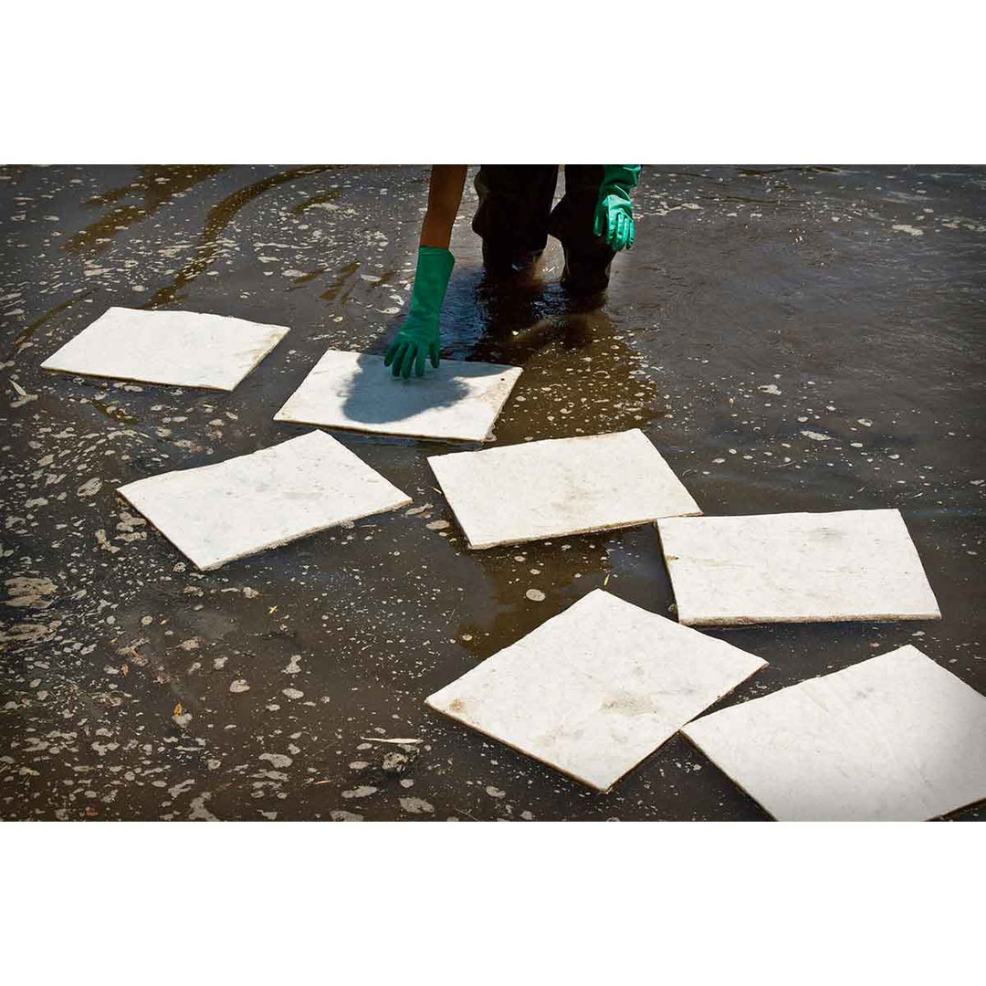 Brady MXO1000, Oil Only Absorbent Pads, Light Weight, 15" x 19", Absorbency Capacity 26 gal, Case of 100 Pads MTESolutions
